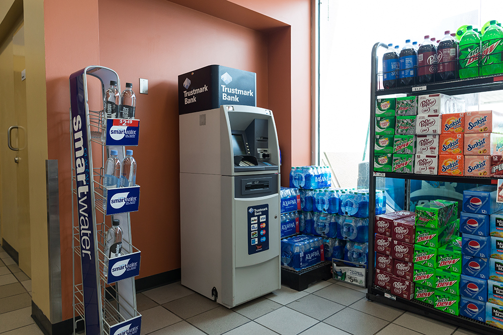 THEREDTHREAD トップス コンビニ、ATM支払い❌ Trustmark ATM at 26172 Highway 27 in Crystal Springs, MS 39059
